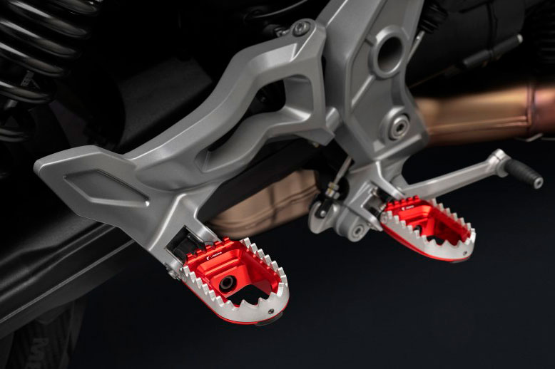 Estriberas Rizoma para la Guzzi V85 TT