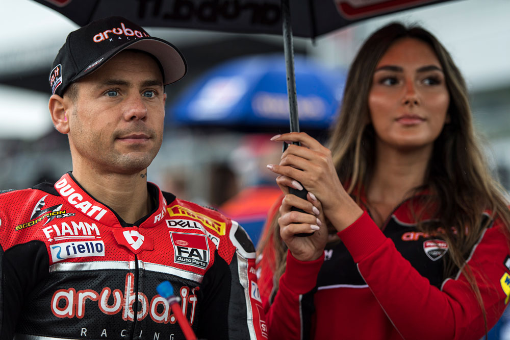 Alvaro Bautista cede el liderato del Mundial SBK a Jonathan Rea