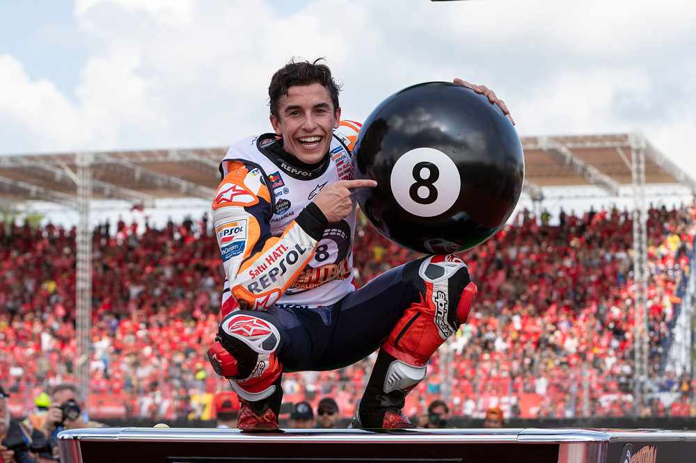 Marc Márquez con la bola número 8 celebro su octavo título de Campeón del Mundo