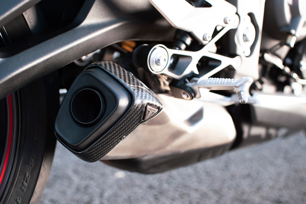 Nuevo escape con doble catalizador en la Triumph Street Triple 2020