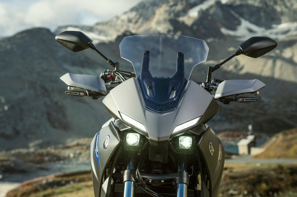 Los faros de la Yamaha Tracer 700 combina dos potentes proyectores de LED bajo sus plásticos con las luces de posición