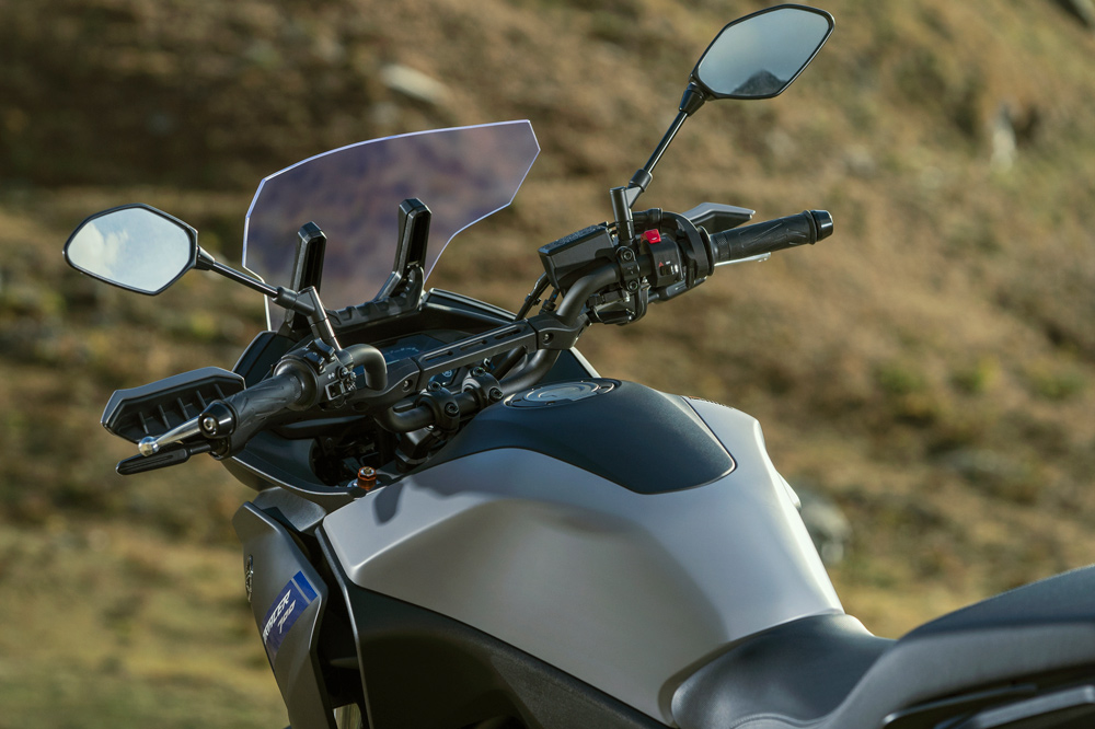 El carenado de la Yamaha Tracer 700 se funde con el depósito del combustible
