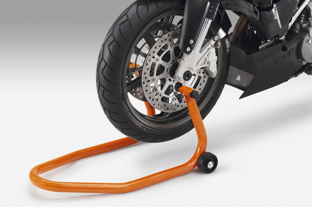 Evita que los neumáticos de la moto apoyen en el suelo durante su almacenamiento