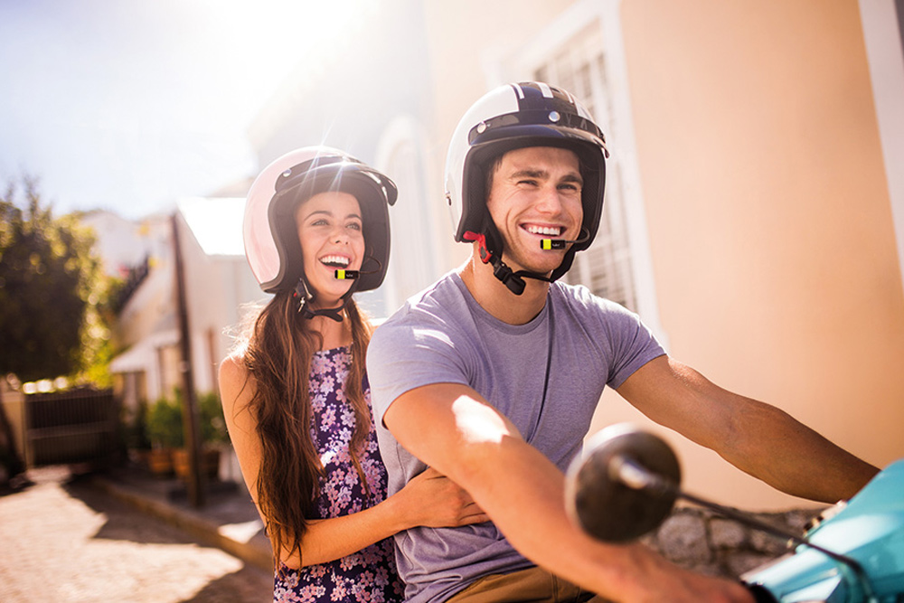¿Me pueden multar por llevar intercomunicadores en moto?