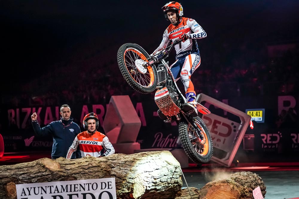 Toni Bou celebra su victoria número 27 en el Mundial de Trial