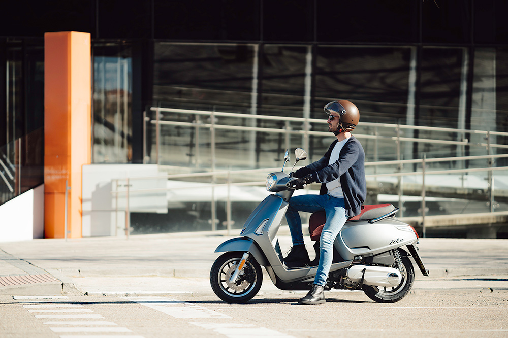 Barcelona prohibe el aparcamiento de las motos en las aceras