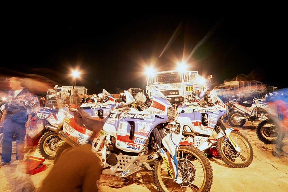 Parque cerrado del Rally Dakar en 1989 con las Honda Africa Twin