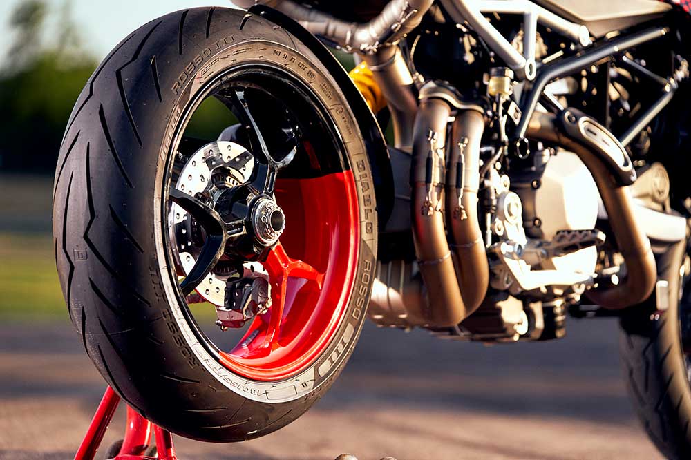 Detalle de la rueda trasera se la Ducati Hypermotard 950 RVE