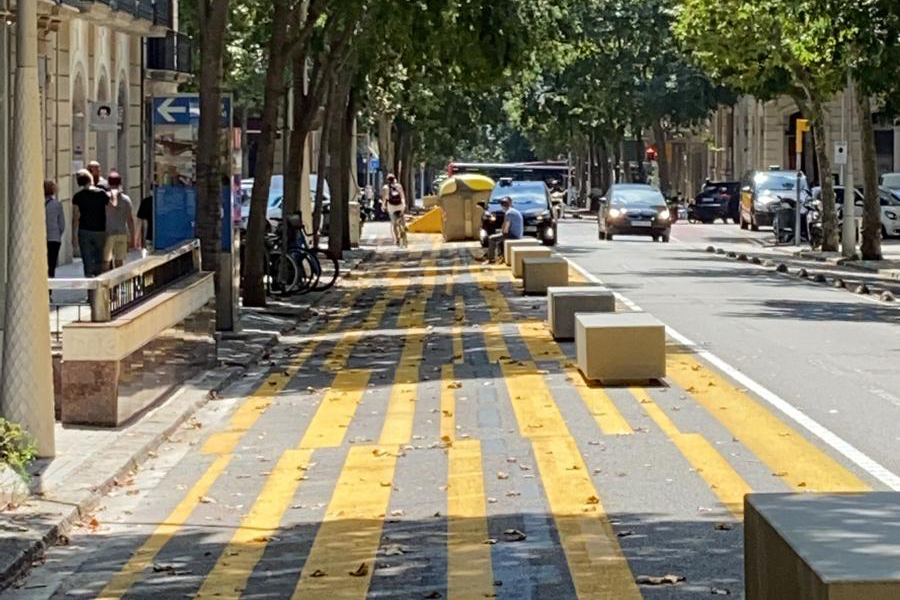 Bloques hormigón en calzada