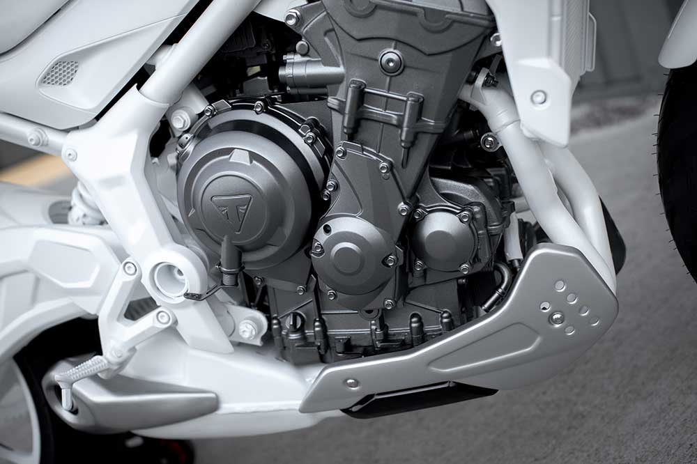 Como en sus anteriore ediciones, la Triumph Trident tendrá un motor de tres cilindros
