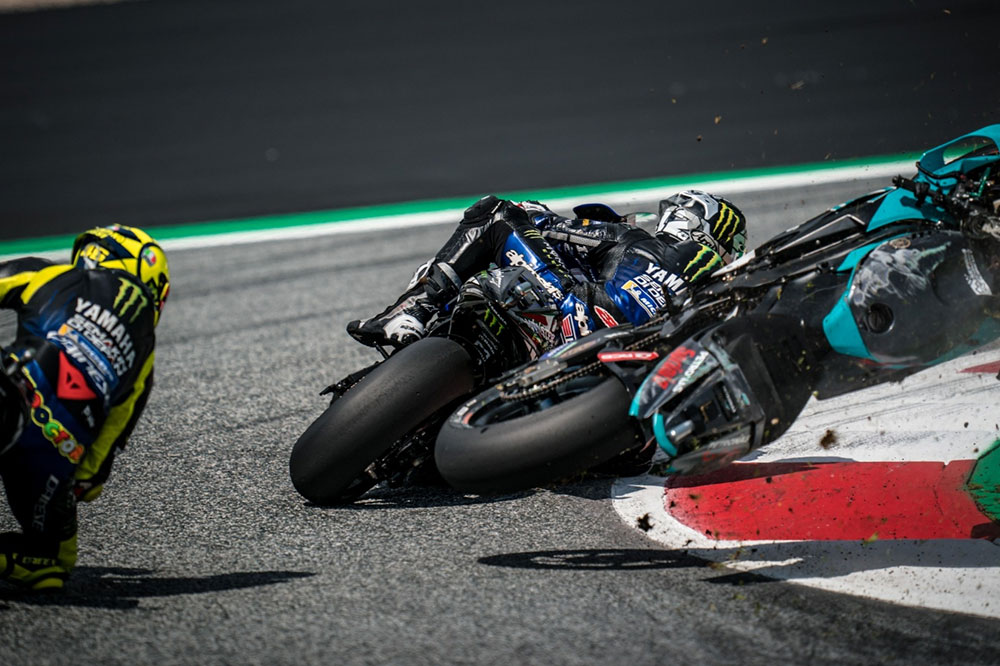 La moto de Morbidelli pasó a escasos centímetros de la de Valentino Rossi y Maverick Viñales