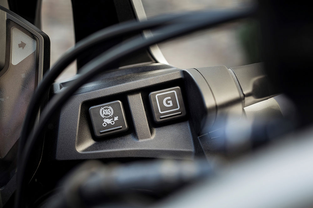 El interruptor G es todo un descubrimiento para utilizar el sistema de cambio semiautomático de Honda DCT en off road