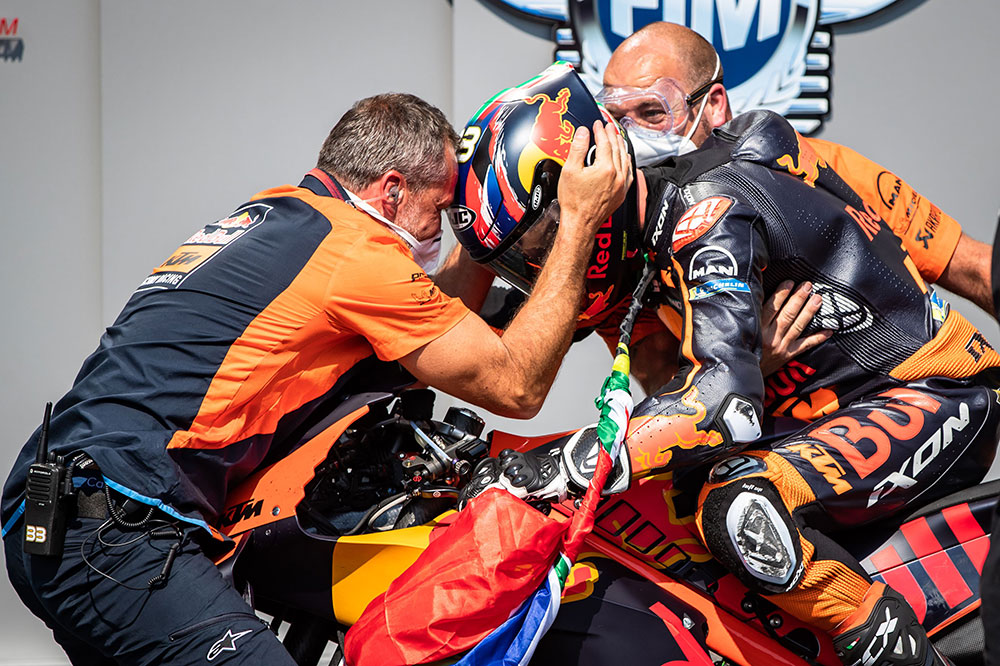 Brad Binder quiso agradecer a todo el equipo el desarrollo de la KTM RC-16
