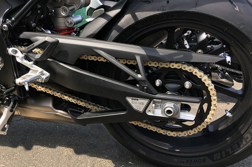 Una cadena de moto sin mantenimiento
