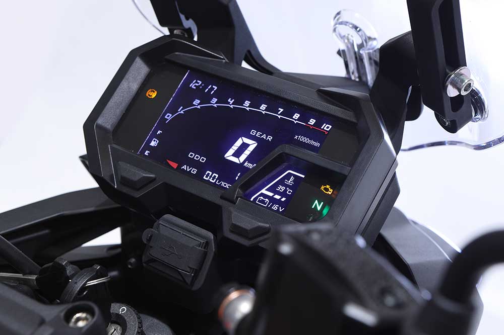 Voge ha cuidado mucho los detalles de su moto trail para el A2. El cuadro de instrumentos es completamente digital