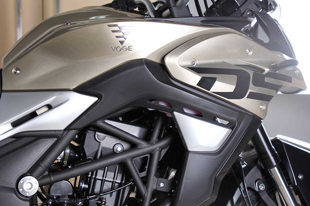 A diferencia de la Voge DS 500, el motor de la 300 es un monocilíndrico. De dos cilindros la 500.