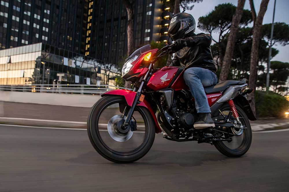 La Honda CB 125F sigue siendo una increíble arma para el tráfico urbano con un consumo por debajo de los dos litros a los 100