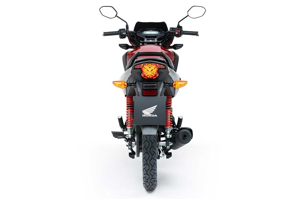 Las suspensiones de la Honda CB 125F siguen siendo convencionales y eficaces, con doble amortiguador detrás