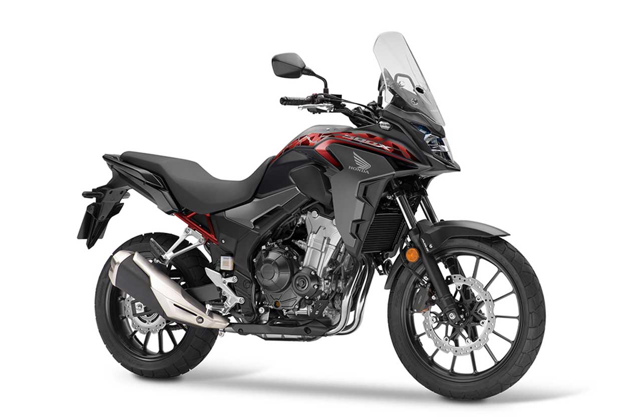 La Honda CB 500X la tienes en 2021 en tres colores: Grand Prix Red, Matt Gunpowder Black Metallic y Pearl Metalloid White