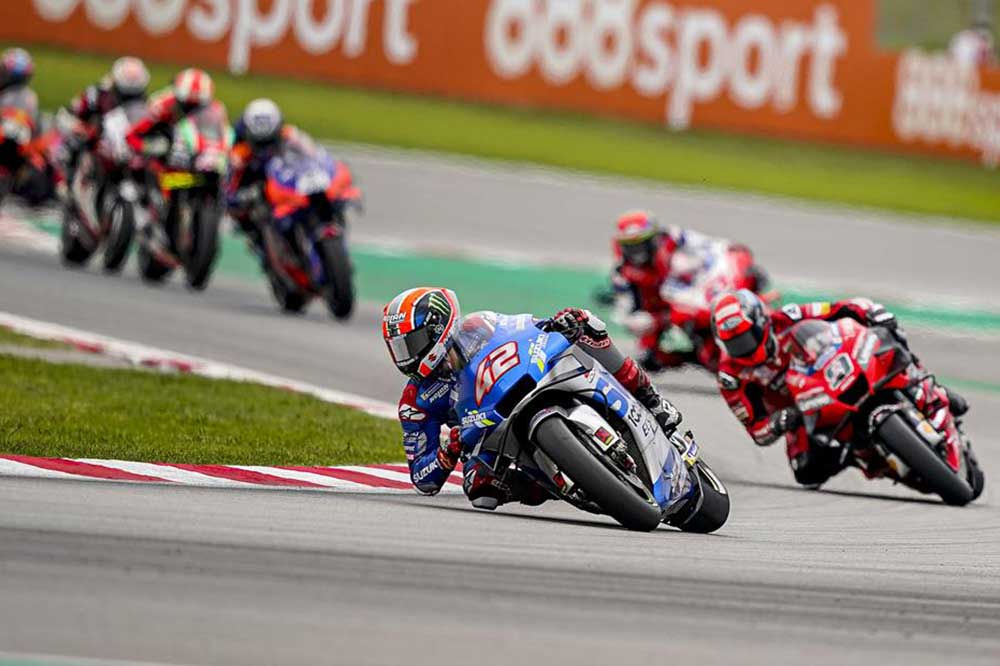 Alex Rins logró al final deshacerse de Morbidelli y subir al tercer peldaño del podio
