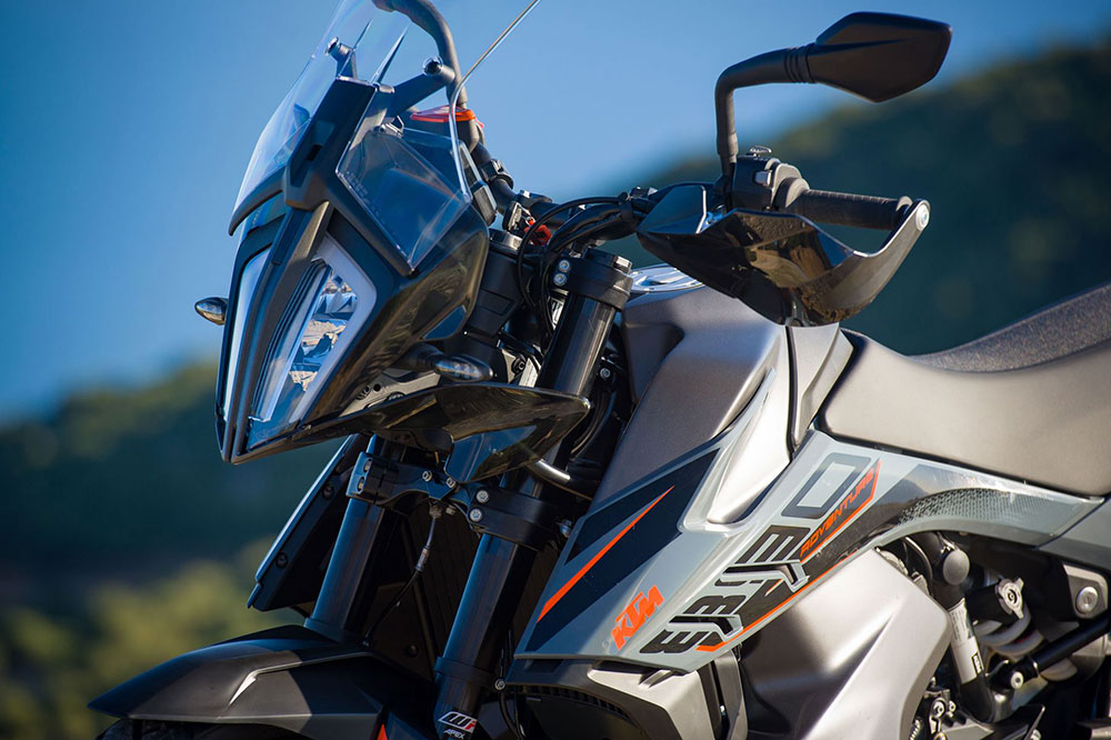 Entre las mejoras que encontrarás en la KTM 890 Adventure destaca el ABS en curva, control de tracción mejorado y selección de la intervención del freno motor, entre otras cosas
