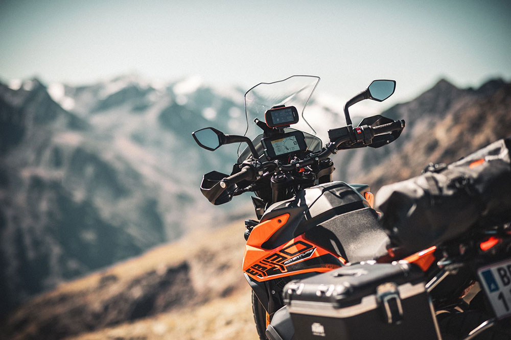 El cuadro de instrumentos de la KTM 890 Adventure es una pantalla TFT de gran tamaño