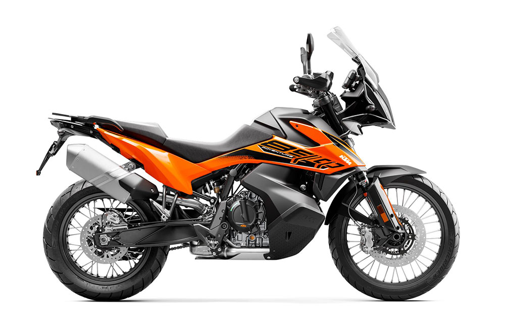 La KTM 890 Adventure la puedes encontrar en tres versiones: Básica, R y R Rally, con diferentes niveles de equipamiento