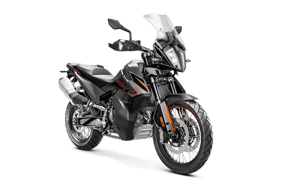 El depósito del combustible de la KTM 890 Adventure está ubicado en una posición muy rebajada