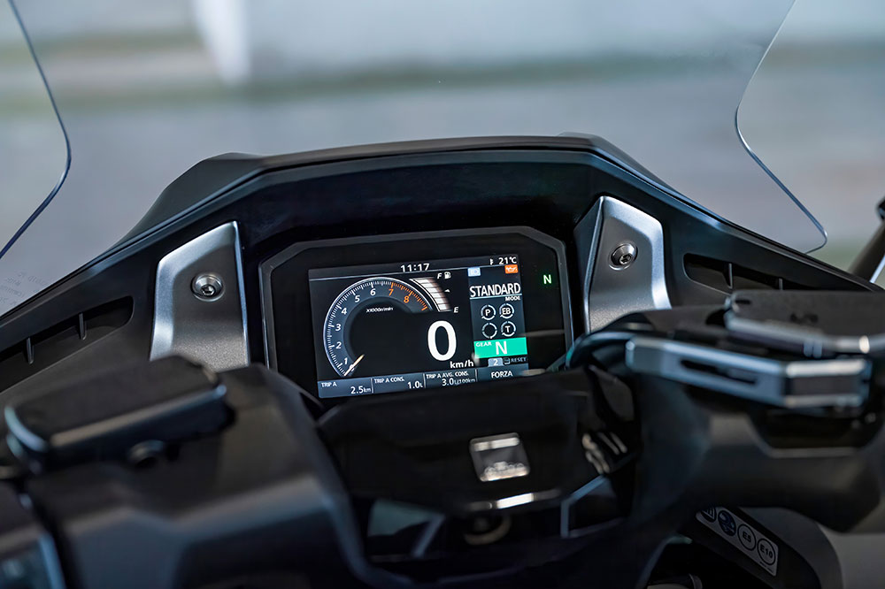 El cuadro de instrumentos del Honda Forza 750 se conecta a nuestro dispositivo movil y es capaz de recibir instrucciones de voz