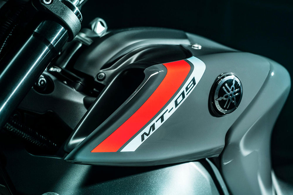 La Yamaha MT 09 2021 es más estrecha y manejable. El chasis ha sido rediseñado en relación con el de la versión anterior.