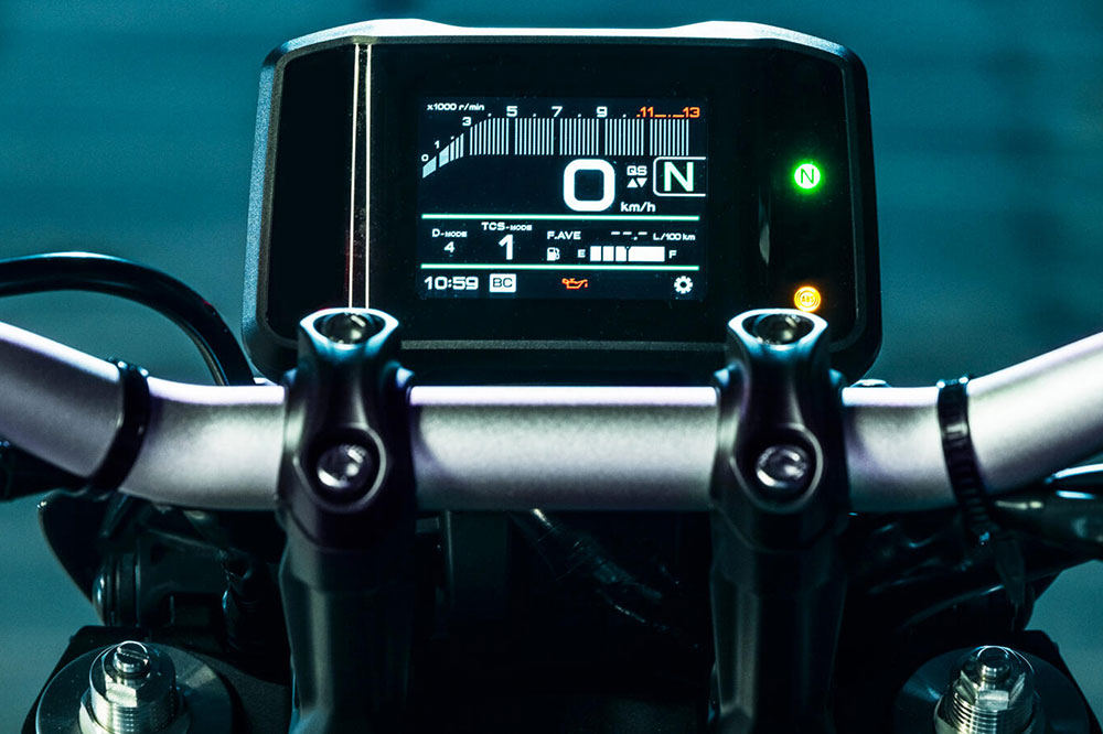 El cuadro de instrumentos de la Yamaha MT 09 permite controlar algunos accesorios, por ejemplo los puños calefactables que son una opción