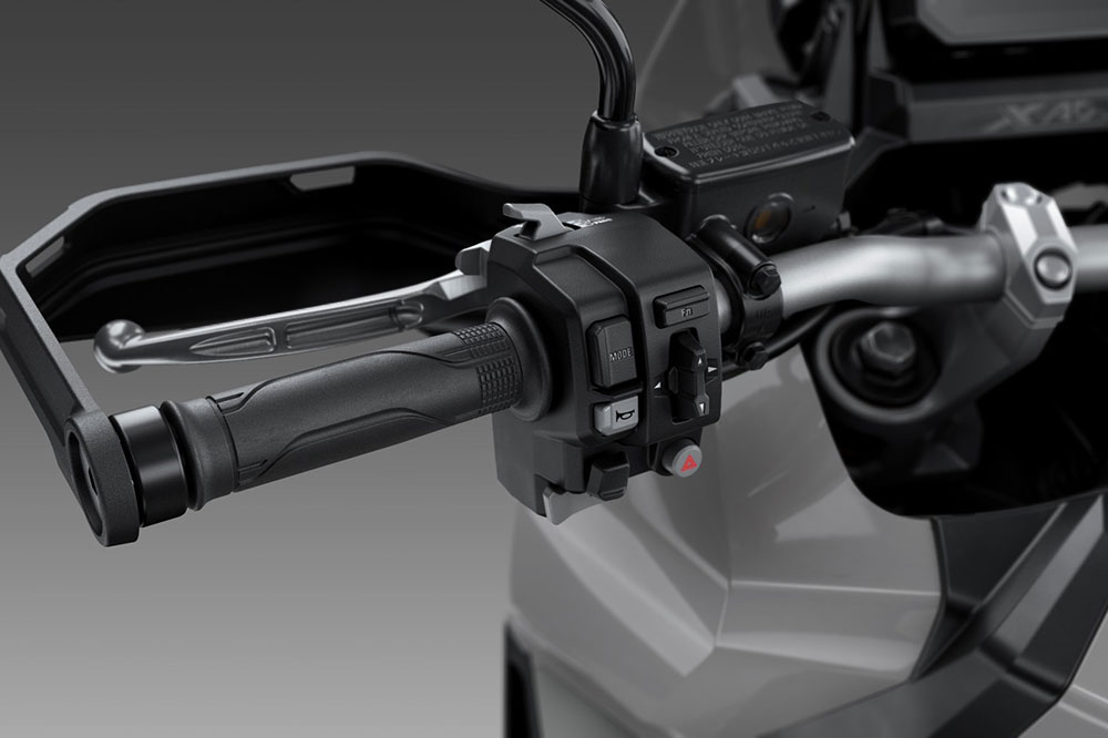 Detalle de los cubremanos del Honda X ADV 2021