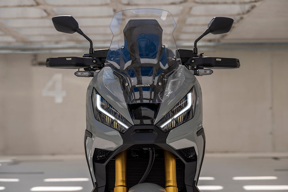 El doble faro delantero tipo LED logra un aspecto más agresivo en el Honda X ADV