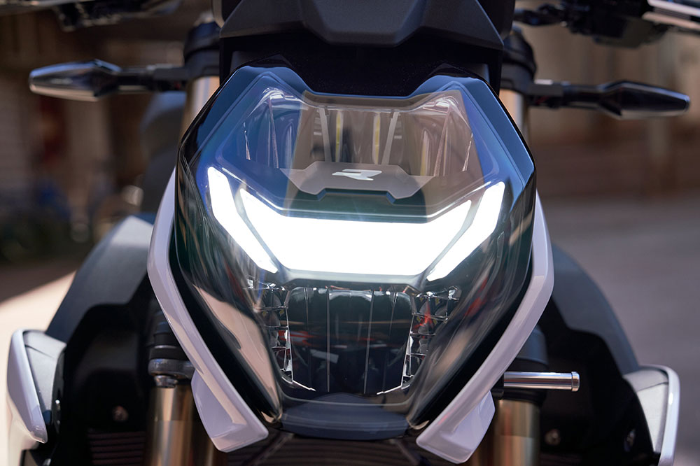 Los faros de la BMW S 1000 R es completamente de LED, como extra tienes luces adaptativas