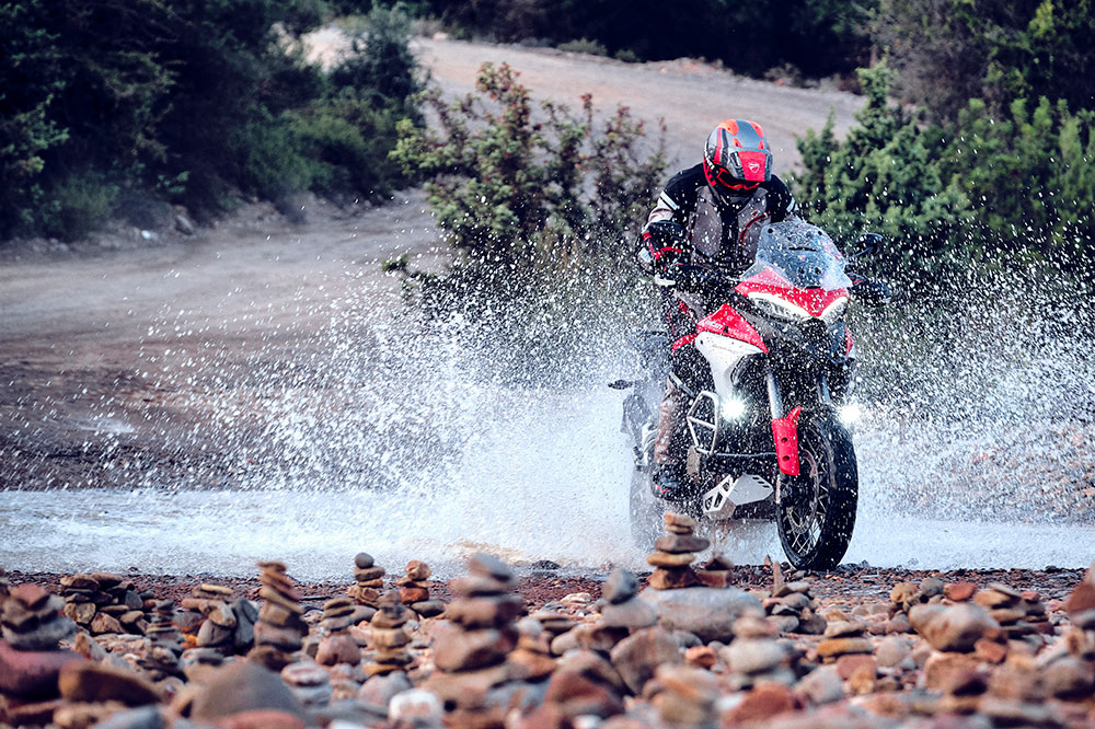 La Ducati Multistrada V4 tiene chasis monocasco de aluminio y basculante de doble brazo, más lógico para una moto de turismo que el monobrazo de la 1260