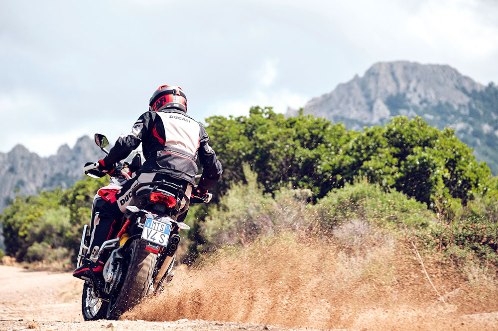 Los radares delanteros y traseros de la Ducati Multistrada V4 serán un gran apoyo en nuestra seguridad