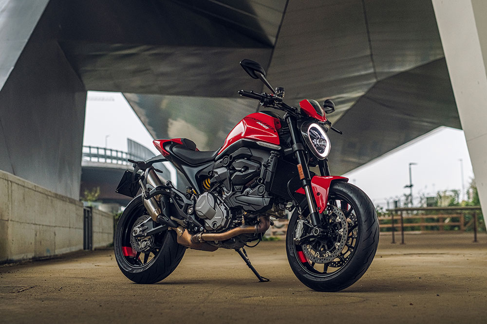 A pesar que es una moto completamente diferente en resultado final es muy Monster