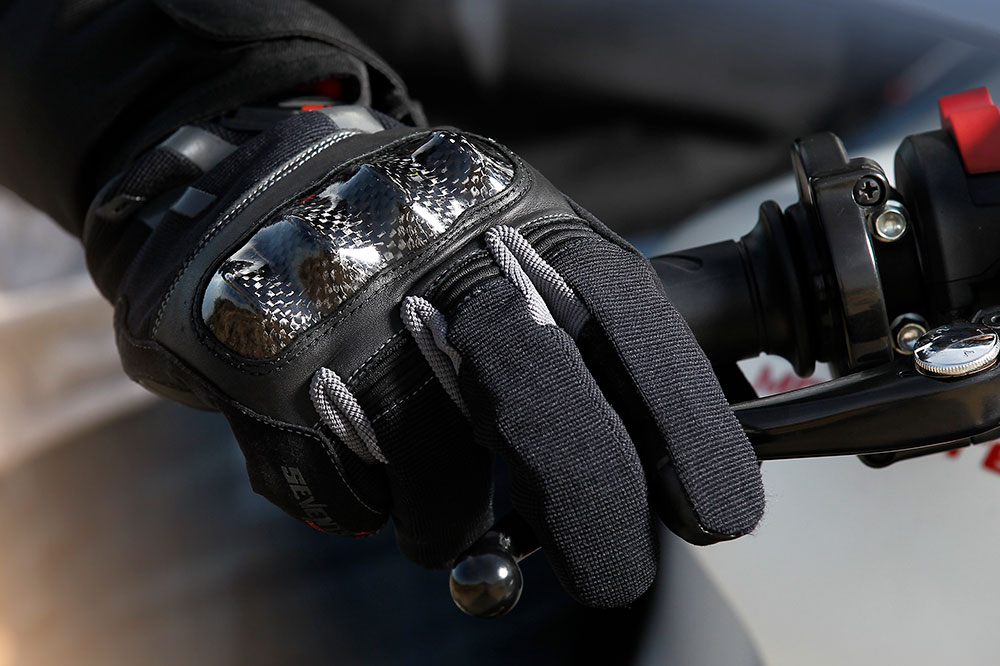 Los guantes para moto podrían ser obligatorios en 2021
