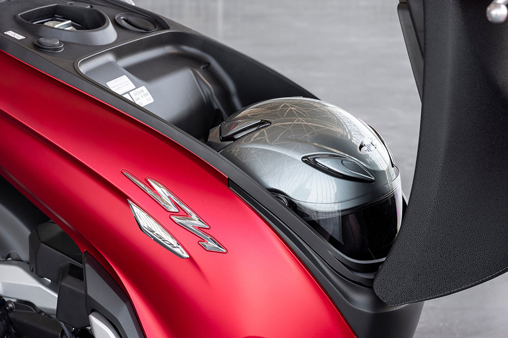 Debajo del asiento del Honda SH 350i encontrarás espacio para un casco integral