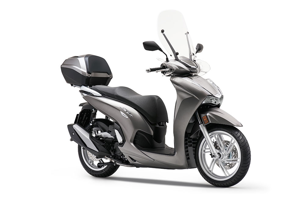Los accesorios originales del Honda SH 350i incluyen un top box trasero, entre otros elementos