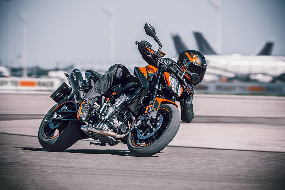La KTM 890 es tu moto si lo que buscas es una moto muy eficaz en carreteras de curvas con tres modos de conducción