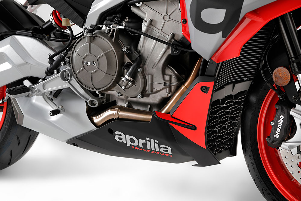 El motor de la Aprilia Tuono 660 es de dos cilindros en línea y 100 cv. Aunque tienes una versión limitada para el A2
