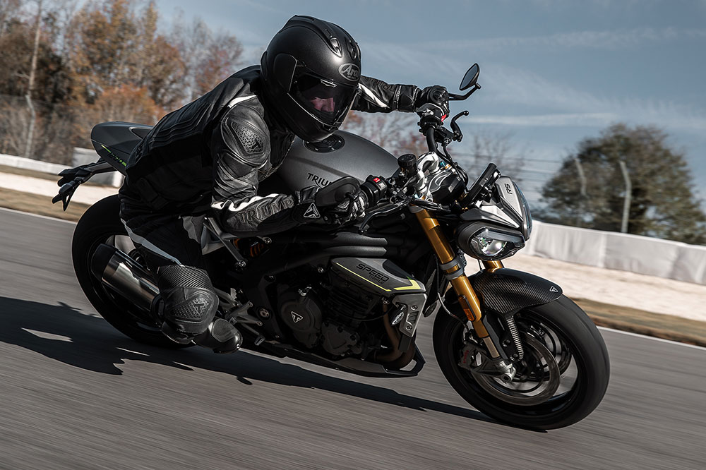 La electrónica de la Triumph Speed Triple RS está gobernada por una unidad de medición inercial que permite una completa configuración de la moto