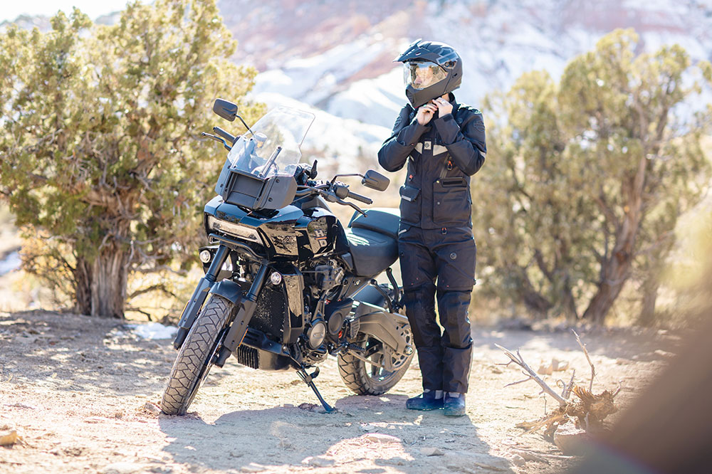 Harley Davidson ha diseñado junto con Rev'IT un completo equipamiento trail para el piloto
