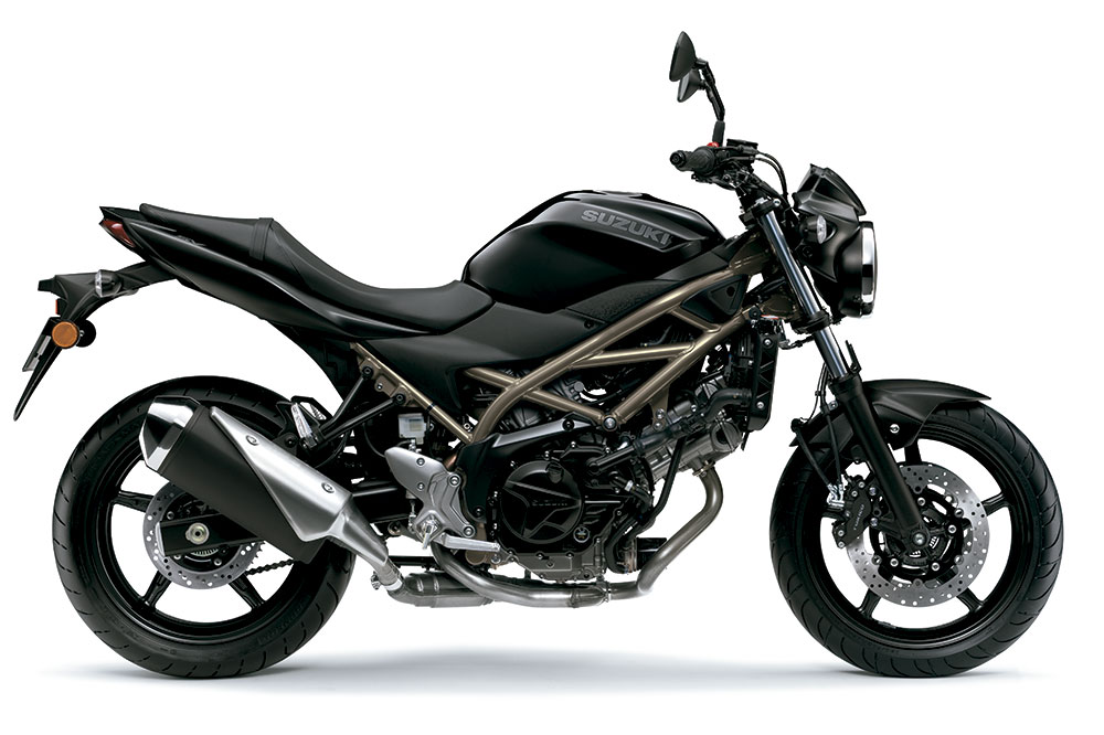 Los nuevos colores de la Suzuki SV 650 son Negro Brillante Glaseado 2, Negro Mate Metalizado, Negro Brillante Glaseado y Blanco Perla Brillante.