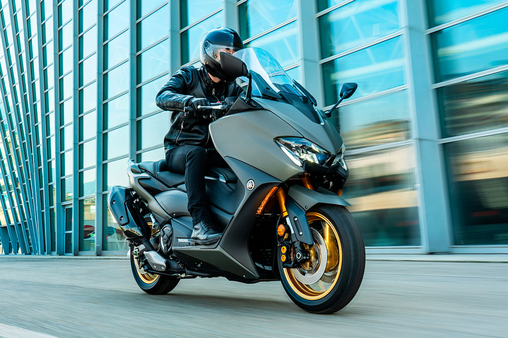 Nosotros no te recomendamos que te limites a sacarte el carnet de moto sólo para motos automáticas, con algo de práctica te será más sencilla la prueba de circuito con una moto con embrague