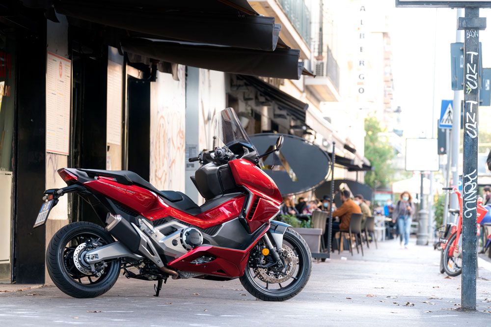 Con el informe del vehículo, además de saber quién es el propietario, puedes consultar cuántos ha tenido o si la moto o scooter está libre de cargas