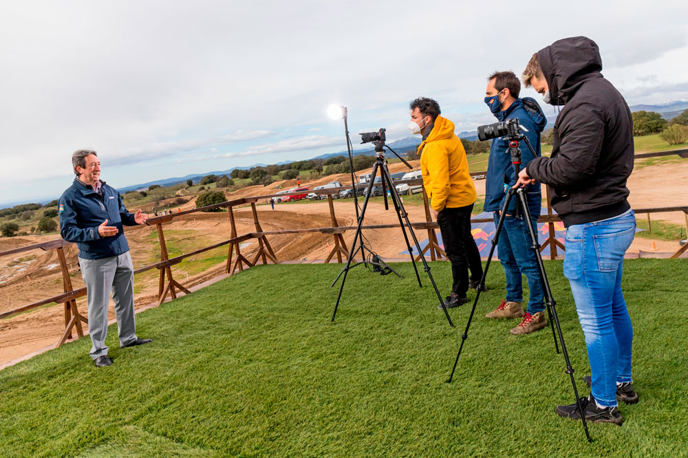 El presidente de la RFME, Manuel Casado, durante la presentación de las retransmisiones en directo de las carreras del Campeonato de España de Motocross