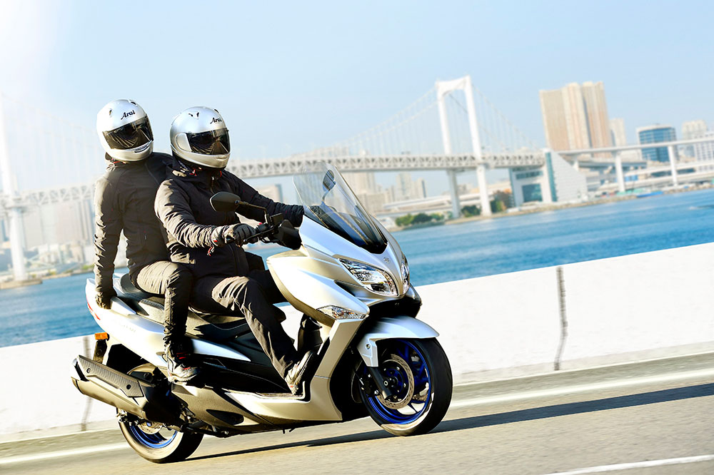 Suzuki popularizó la categoría de los maxi scooter con el Burgman 400. Hoy lo situaríamos entre los Scooter GT