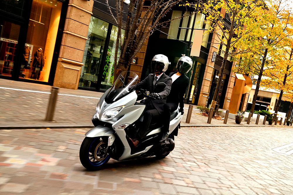 La capacidad de carga del Suzuki Burgman 400 es una de las mejores del segmento con un enorme hueco debajo del asiento